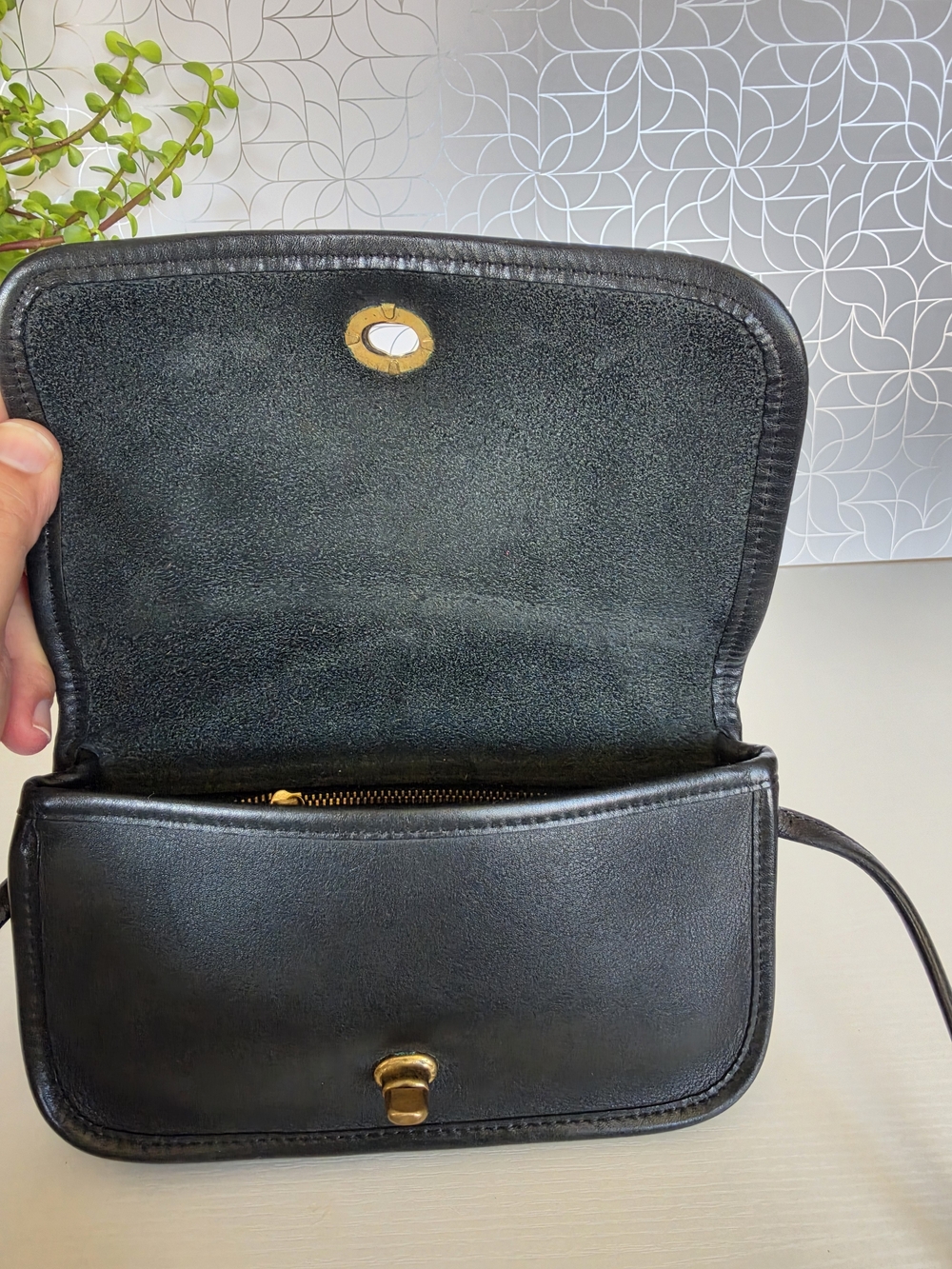 Vintage Coach Black Leather Shoulder Bag with Gold Turnlock - Picture 9 of 12
